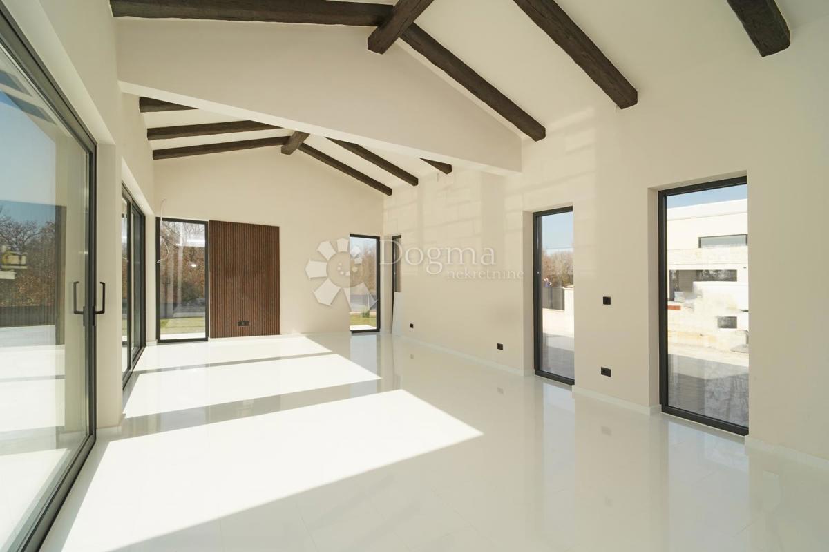 ČUDOVITA MODERNA VILA V OKOLICI POREČA