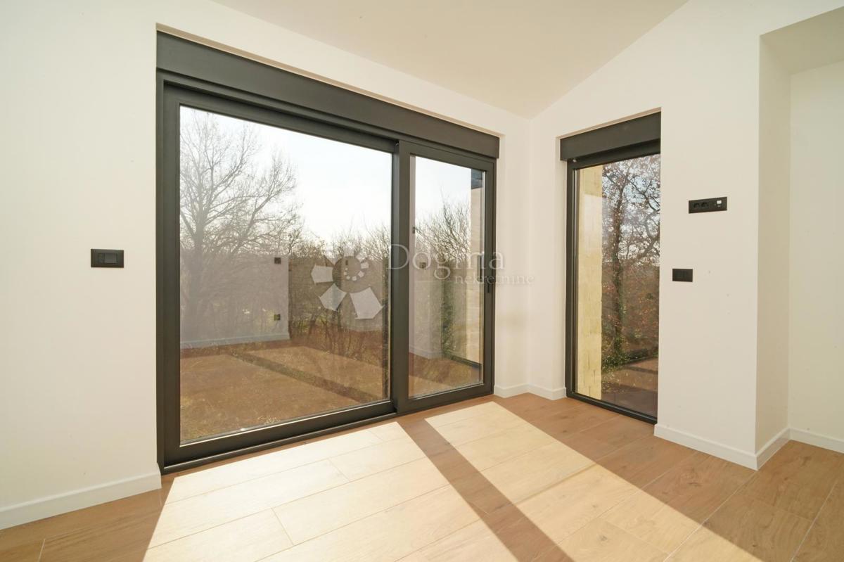 ČUDOVITA MODERNA VILA V OKOLICI POREČA