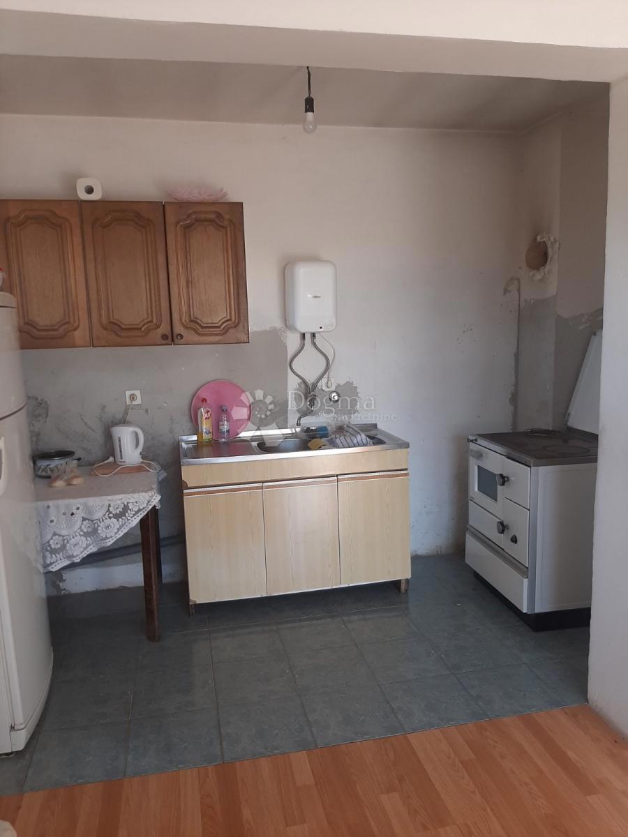 Hiša Donji Lapac, 250m2