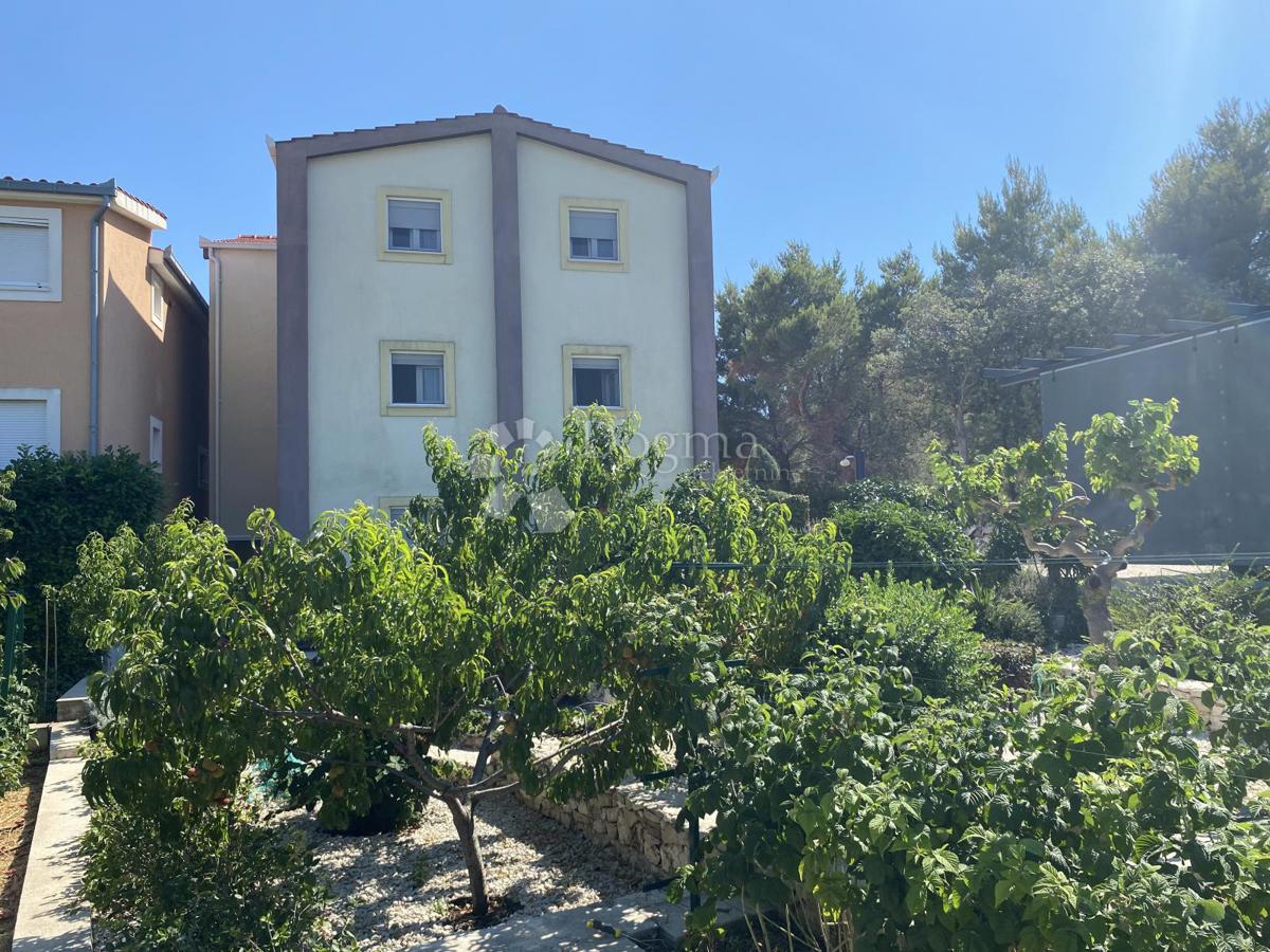 Hiša Ražanj, Rogoznica, 650m2
