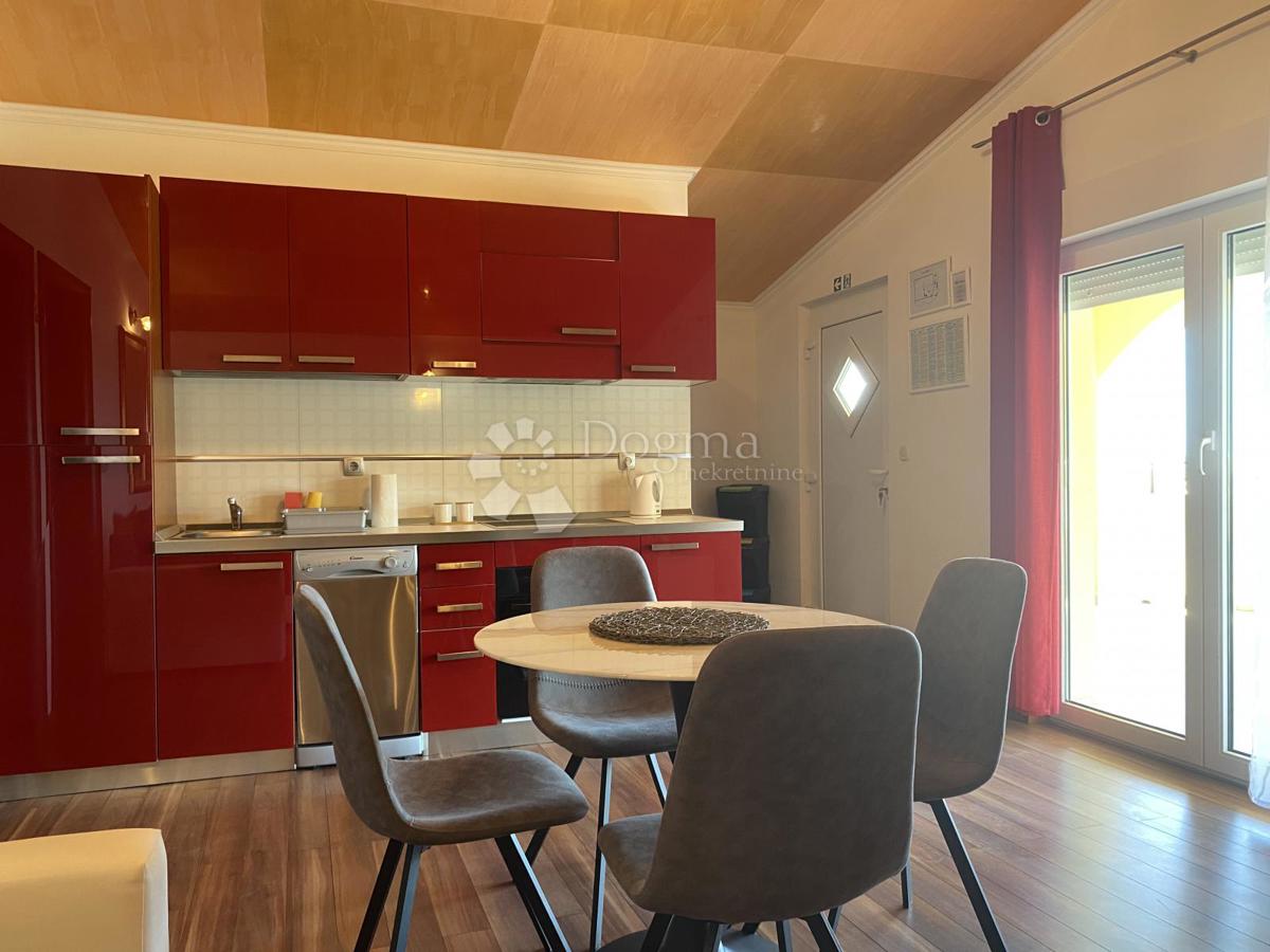 Hiša Ražanj, Rogoznica, 650m2