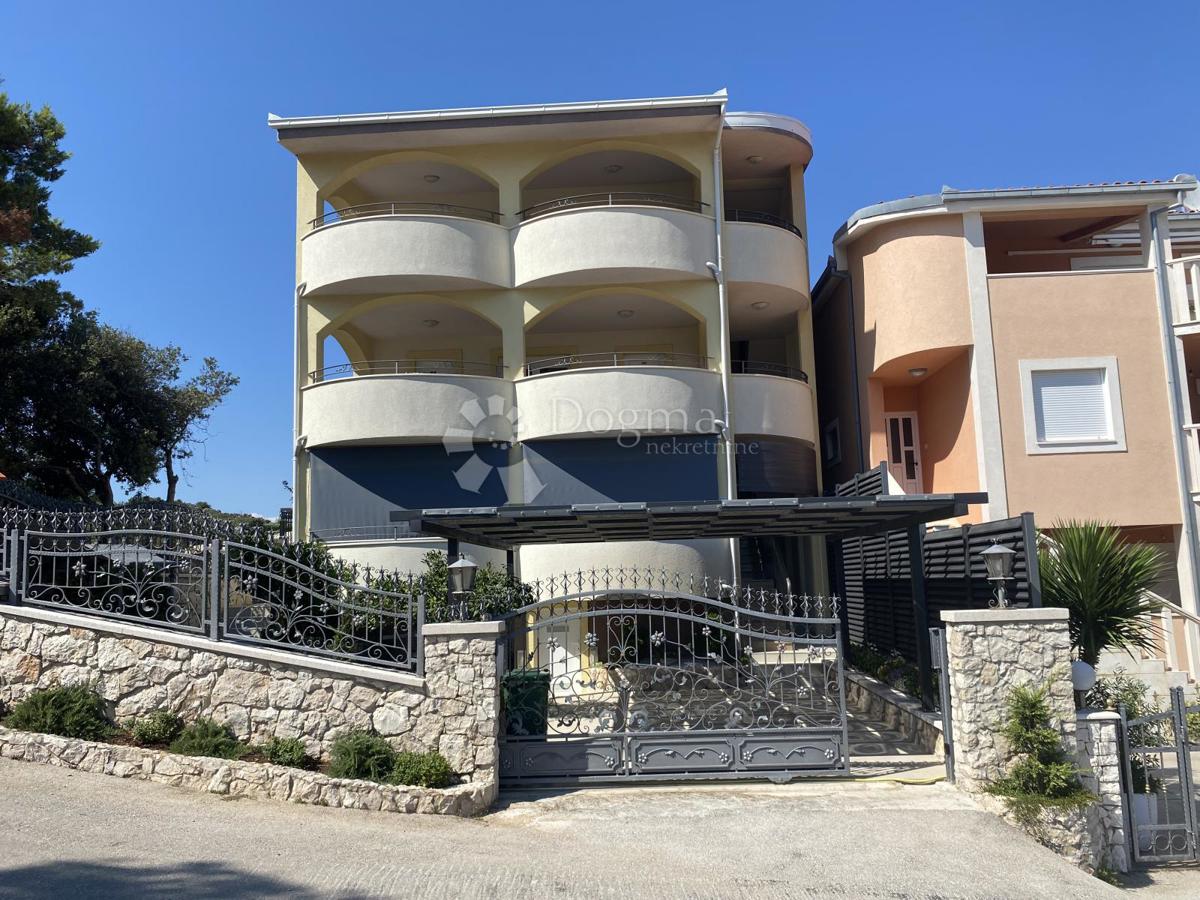 Hiša Ražanj, Rogoznica, 650m2