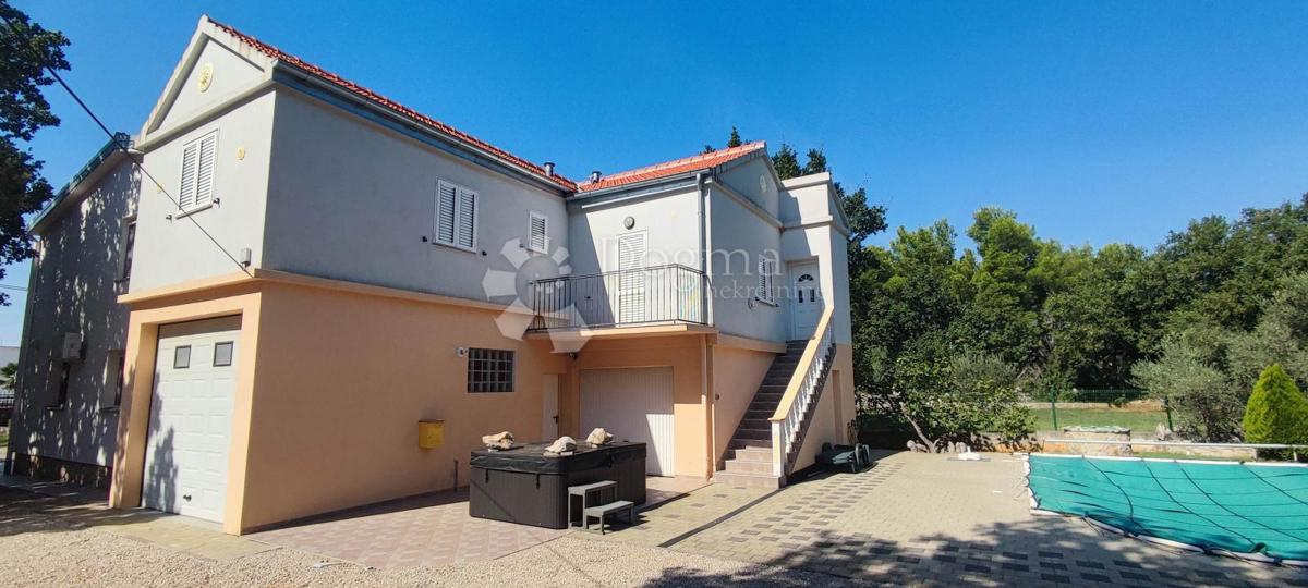 Hiša Seline, Starigrad, 371m2