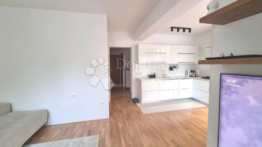 Stanovanje Monteserpo - Komunal, Pula, 61m2