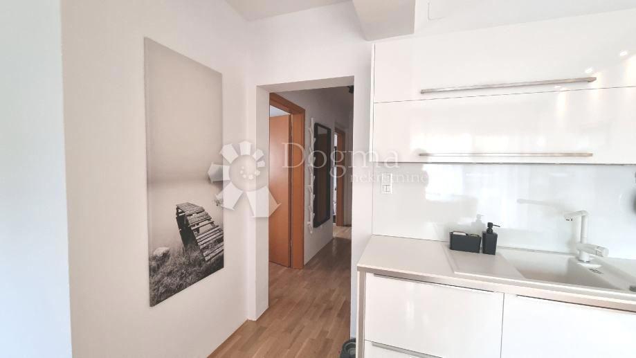 Stanovanje Monteserpo - Komunal, Pula, 61m2