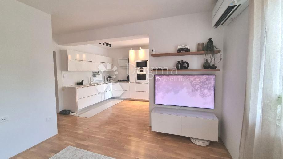 Stanovanje Monteserpo - Komunal, Pula, 61m2