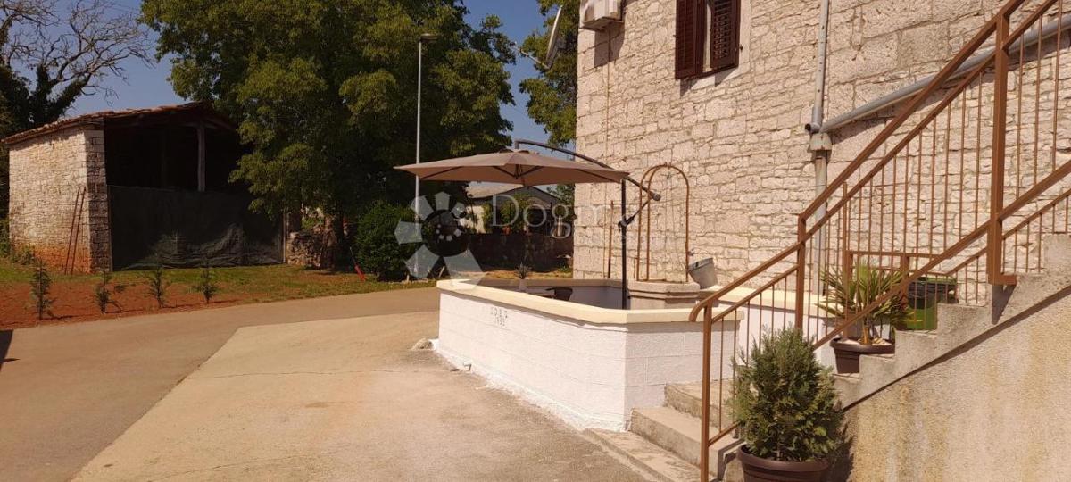 Hiša z obnovljenim stanovanjem in gradbenim zemljiščem, 5 minut od Pazina