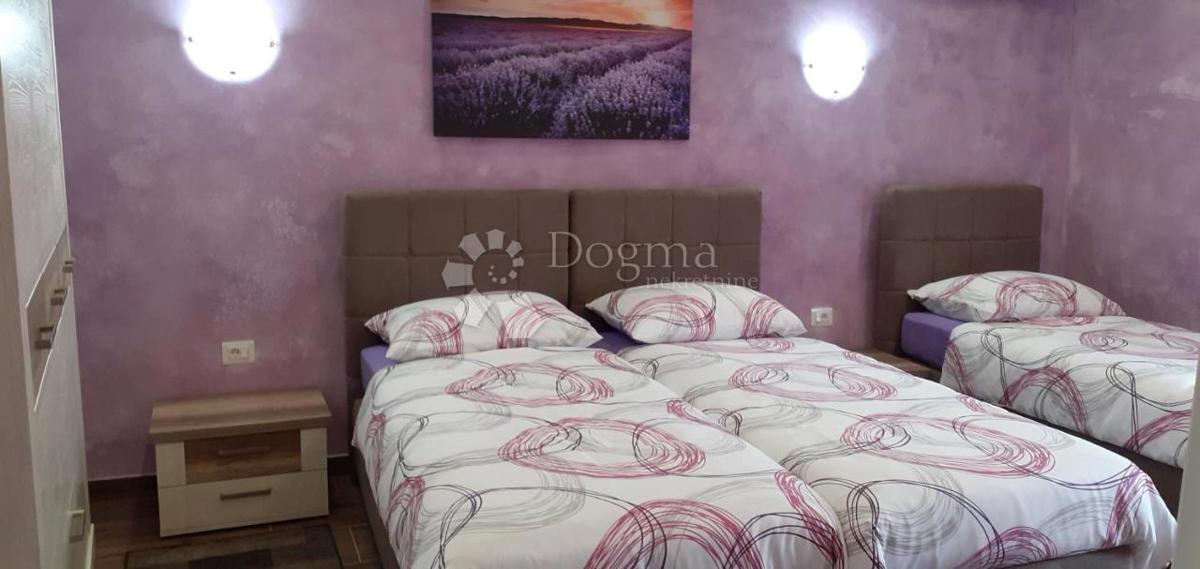 Hiša z obnovljenim stanovanjem in gradbenim zemljiščem, 5 minut od Pazina