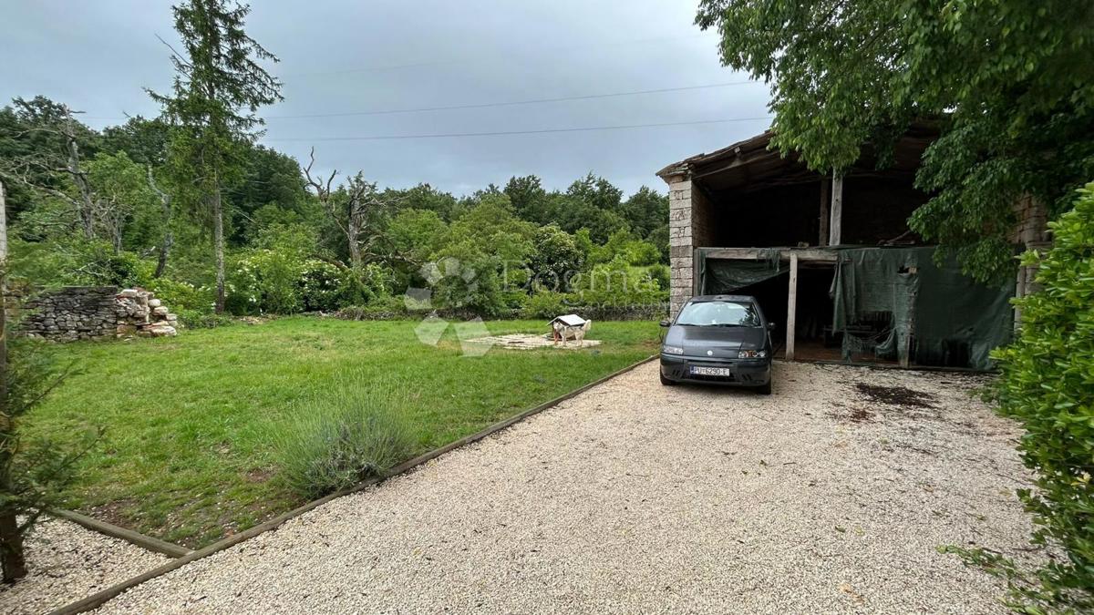 Hiša z obnovljenim stanovanjem in gradbenim zemljiščem, 5 minut od Pazina