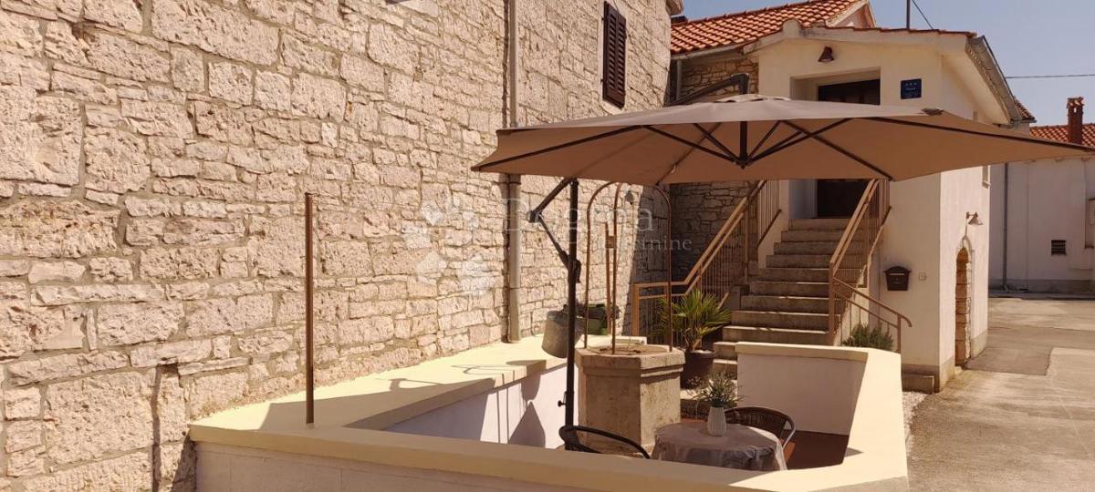 Hiša z obnovljenim stanovanjem in gradbenim zemljiščem, 5 minut od Pazina