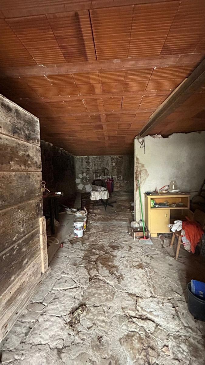 Hiša z obnovljenim stanovanjem in gradbenim zemljiščem, 5 minut od Pazina