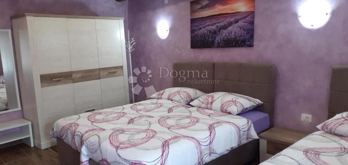 Hiša z obnovljenim stanovanjem in gradbenim zemljiščem, 5 minut od Pazina