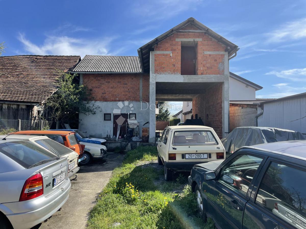 ZNIŽANO!!! Naprodaj trisobna hiša z dvema stanovanjema, dvoriščem in vrtom pri Veliki Gorici – Kuče