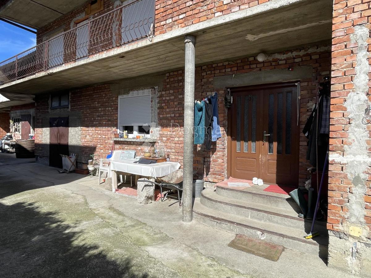 ZNIŽANO!!! Naprodaj trisobna hiša z dvema stanovanjema, dvoriščem in vrtom pri Veliki Gorici – Kuče