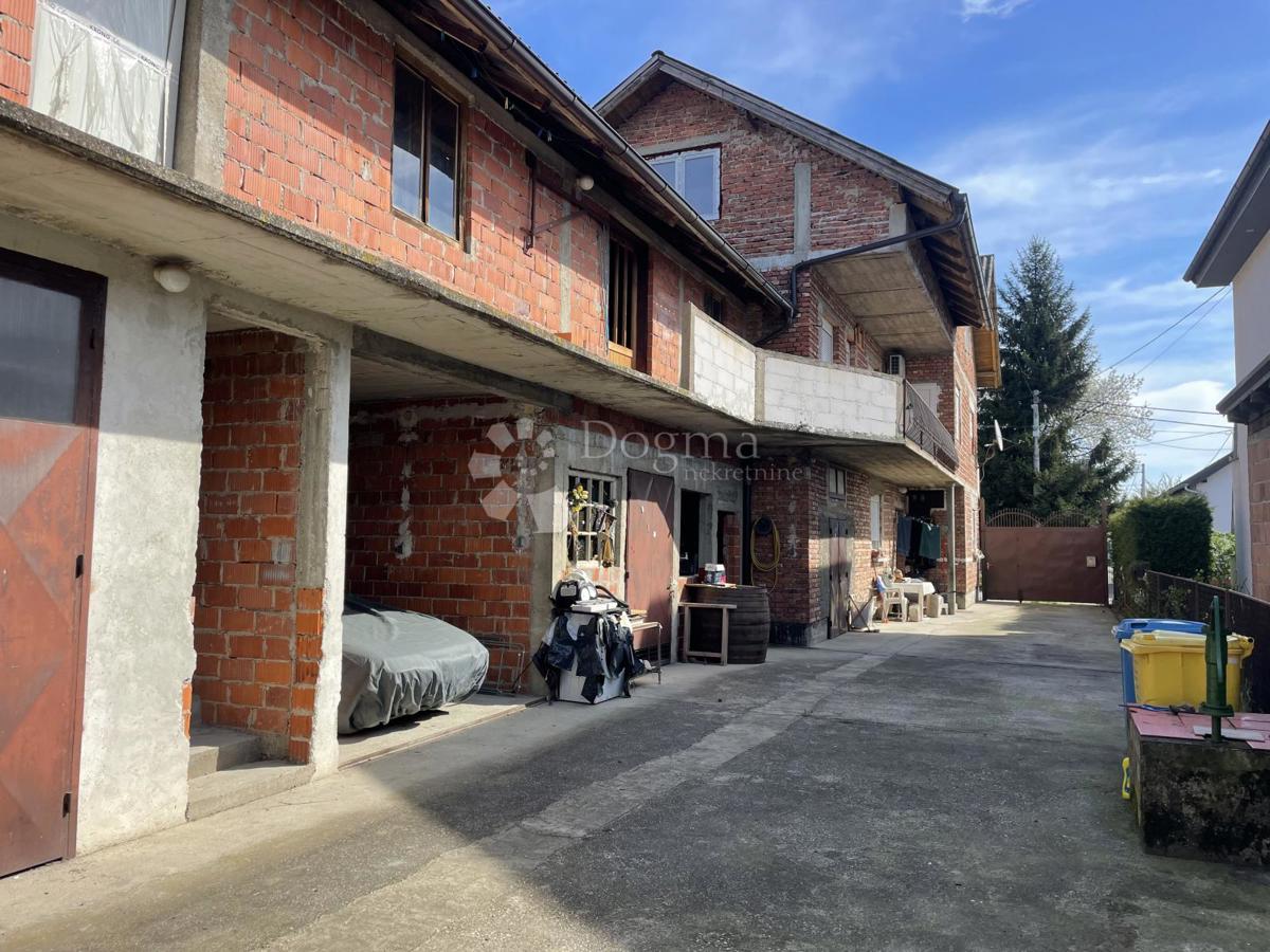 ZNIŽANO!!! Naprodaj trisobna hiša z dvema stanovanjema, dvoriščem in vrtom pri Veliki Gorici – Kuče