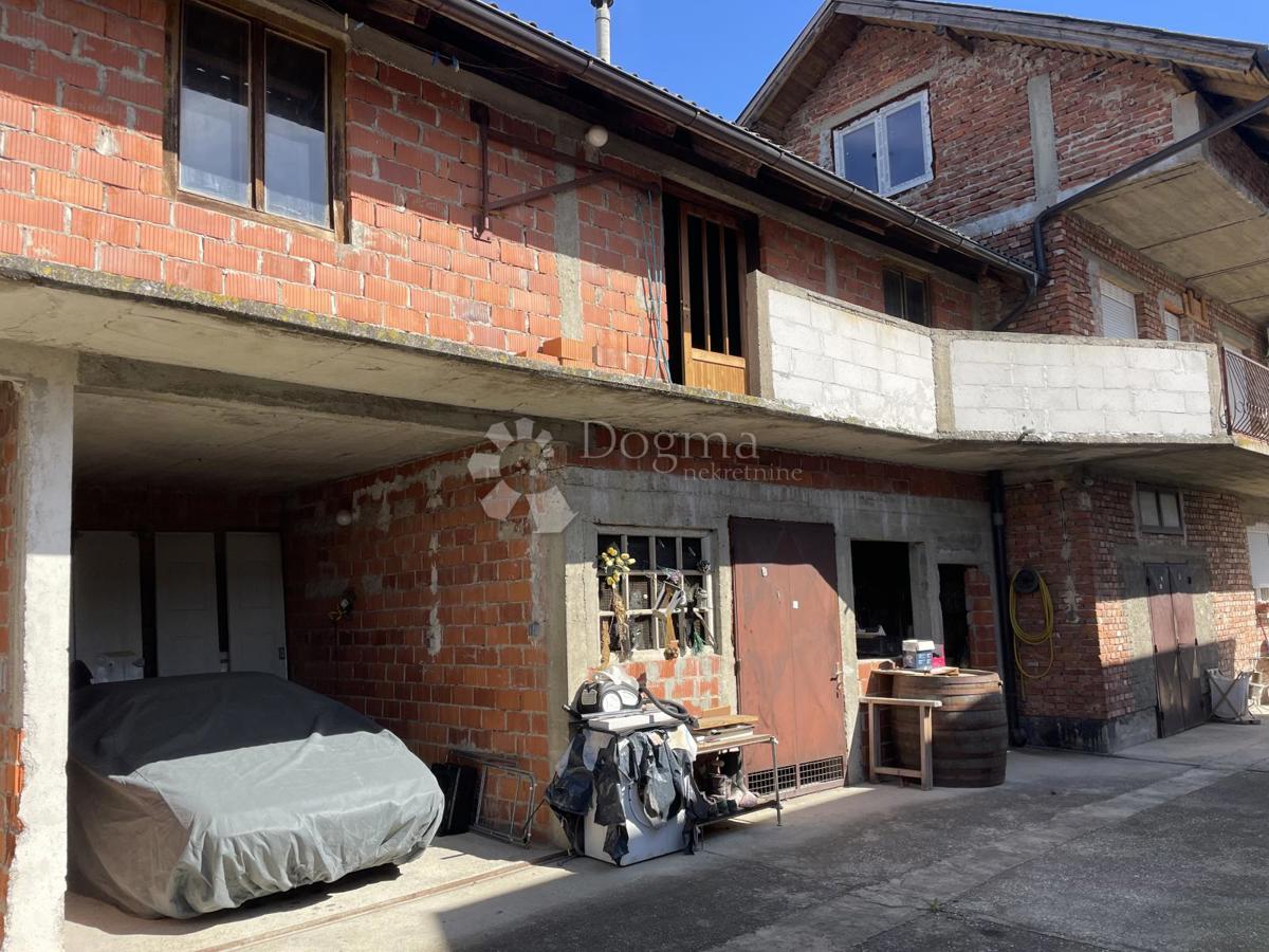 ZNIŽANO!!! Naprodaj trisobna hiša z dvema stanovanjema, dvoriščem in vrtom pri Veliki Gorici – Kuče
