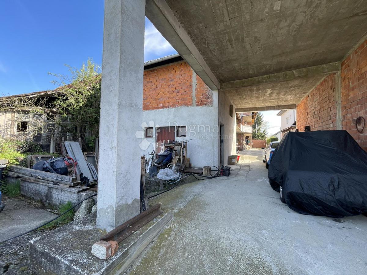 ZNIŽANO!!! Naprodaj trisobna hiša z dvema stanovanjema, dvoriščem in vrtom pri Veliki Gorici – Kuče