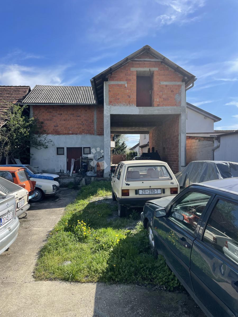 ZNIŽANO!!! Naprodaj trisobna hiša z dvema stanovanjema, dvoriščem in vrtom pri Veliki Gorici – Kuče