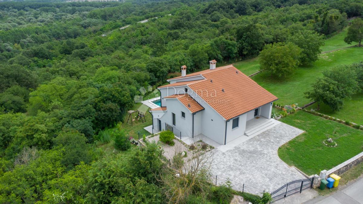 ČUDOVITA ZGRADBA Z BAZENOM NA LOČENEM PROSTORU