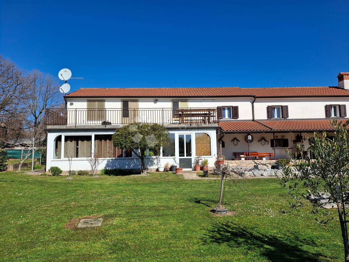 KARIGADOR - Hiša s 3 apartmaji 300m od morja