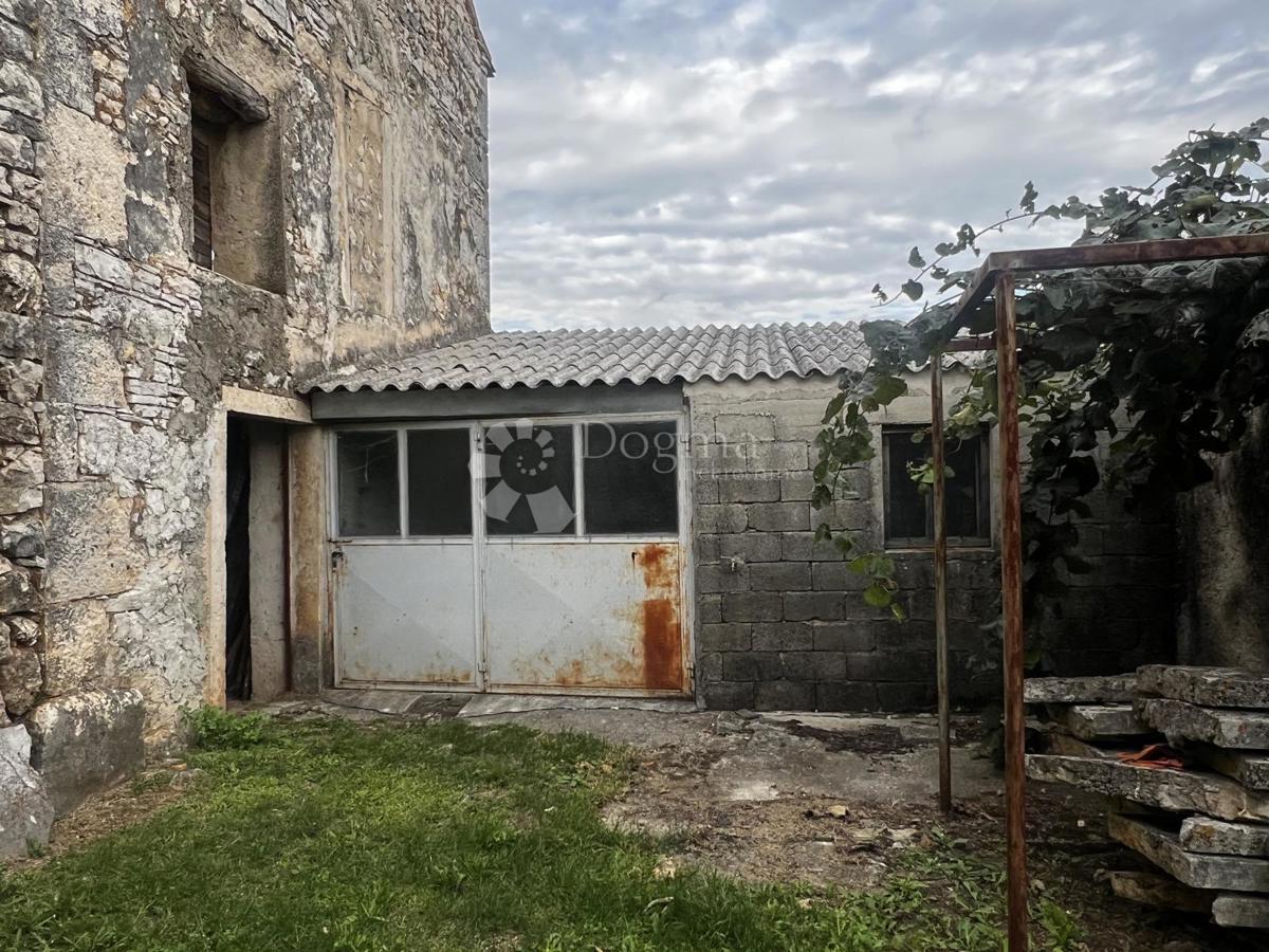 RUŠEVINE V NIZU Z RAZGLEDOM