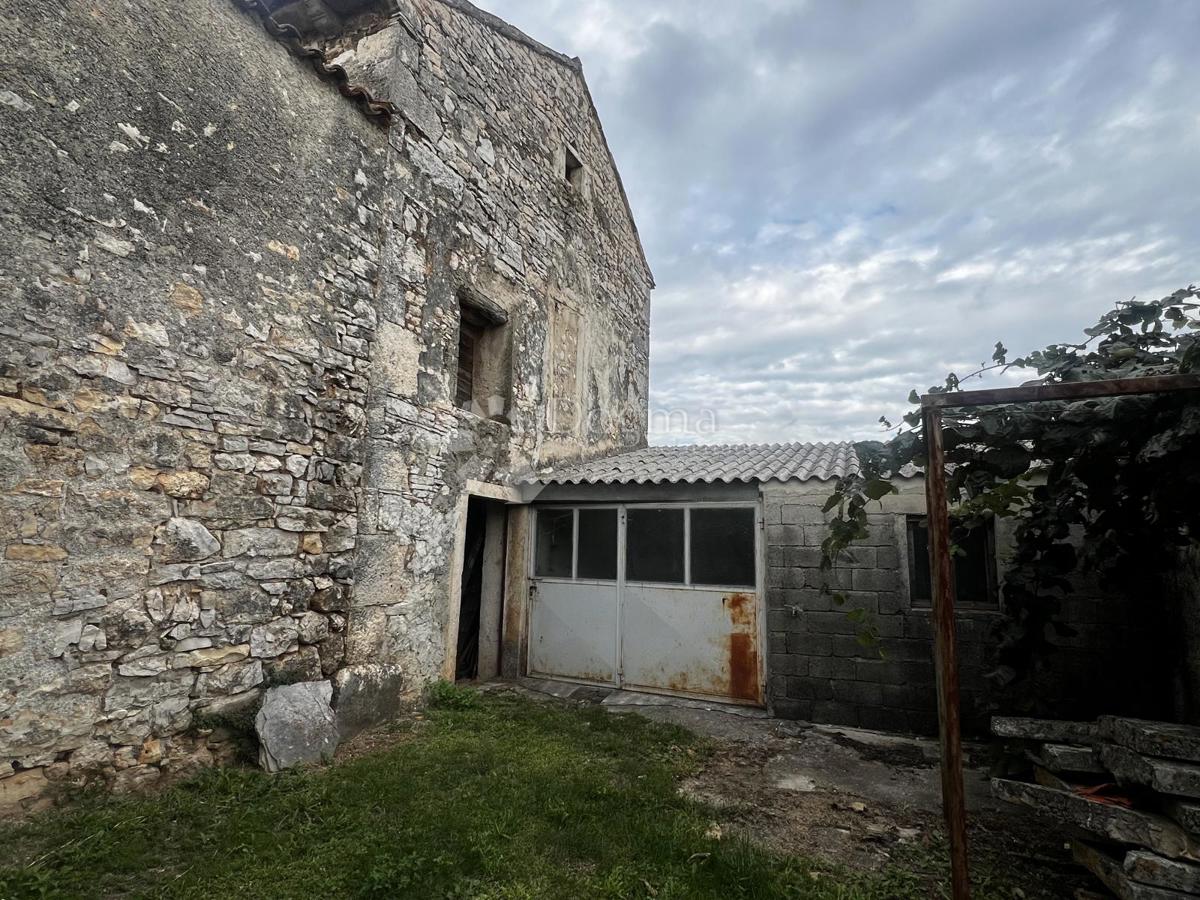 RUŠEVINE V NIZU Z RAZGLEDOM