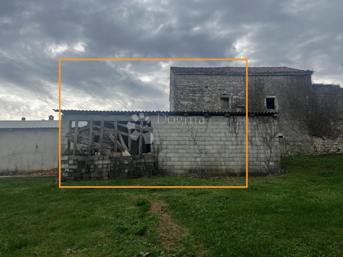 RUŠEVINE V NIZU Z RAZGLEDOM