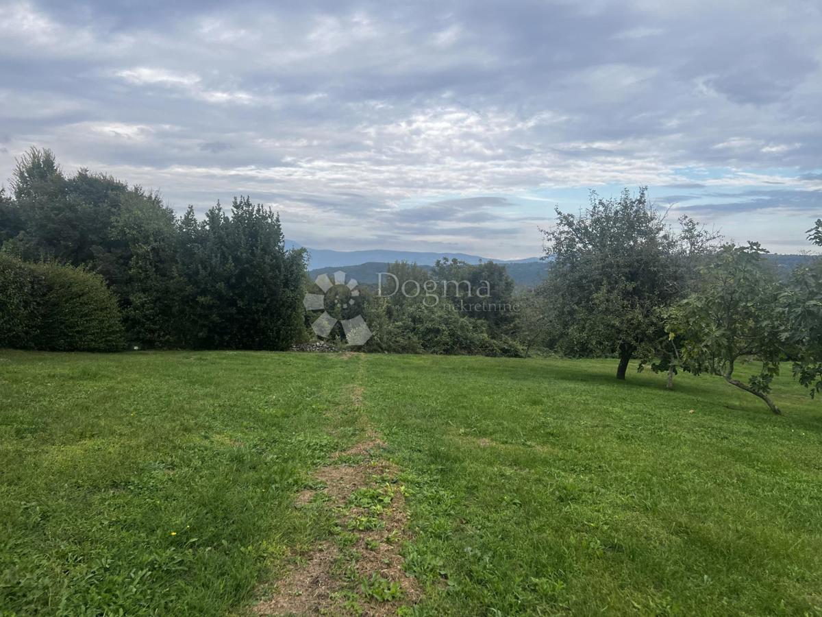 RUŠEVINE V NIZU Z RAZGLEDOM