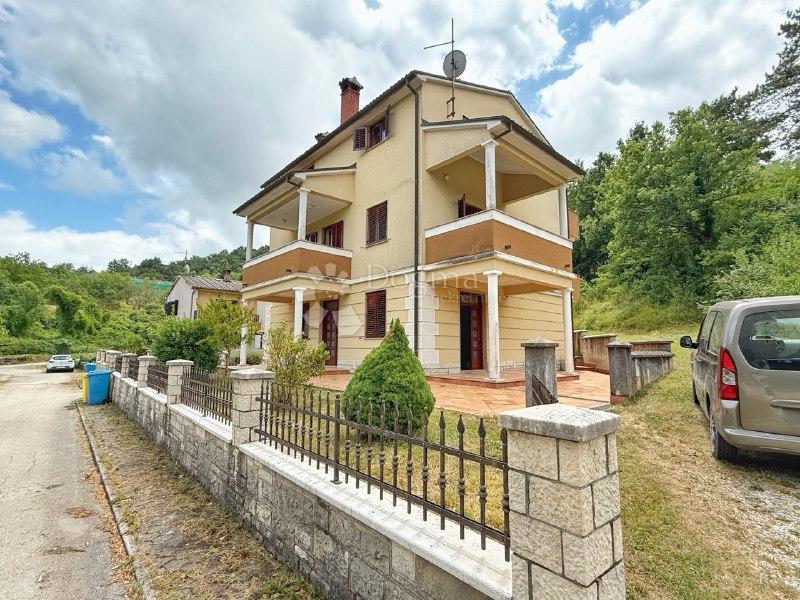 ČUDOVITA DRUŽINSKA HIŠA V CENTRU PAZINA