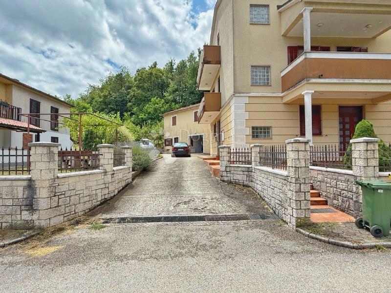 ČUDOVITA DRUŽINSKA HIŠA V CENTRU PAZINA
