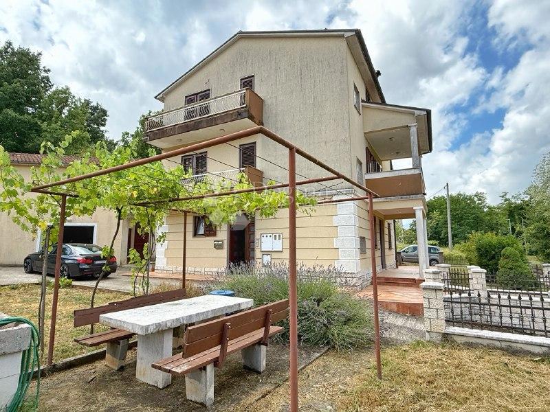 ČUDOVITA DRUŽINSKA HIŠA V CENTRU PAZINA