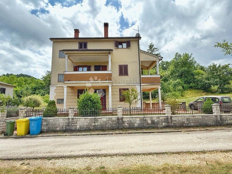 ČUDOVITA DRUŽINSKA HIŠA V CENTRU PAZINA