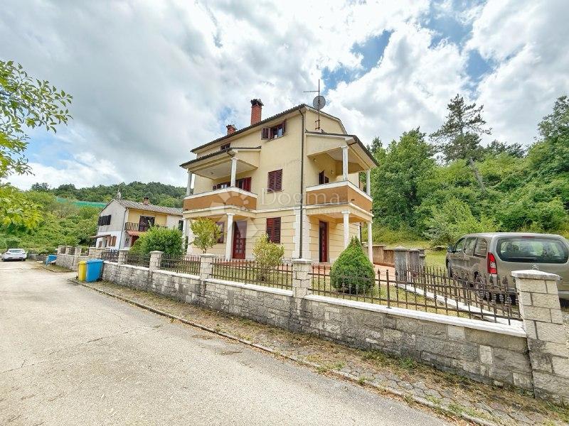 ČUDOVITA DRUŽINSKA HIŠA V CENTRU PAZINA