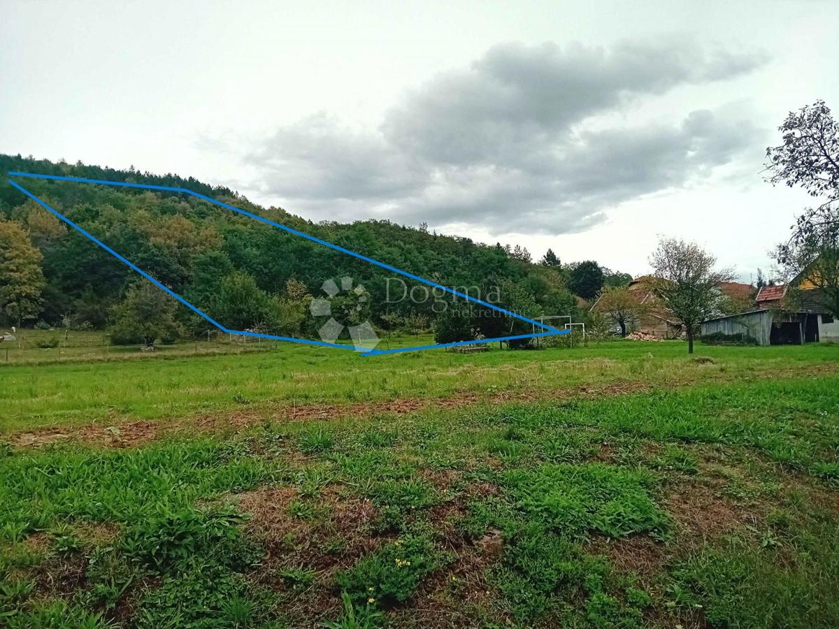 Privlačno zemljišče s panoramskim razgledom na Gacko dolino 
