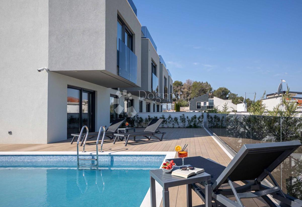 TROGIR/ČIOVO - ČUDOVITA VILA Z BAZENOM IN RAZGLEDOM