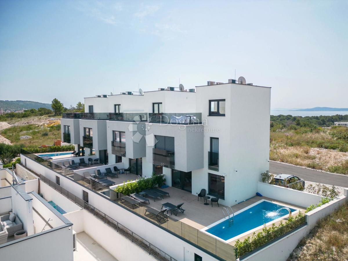 TROGIR/ČIOVO - ČUDOVITA VILA Z BAZENOM IN RAZGLEDOM