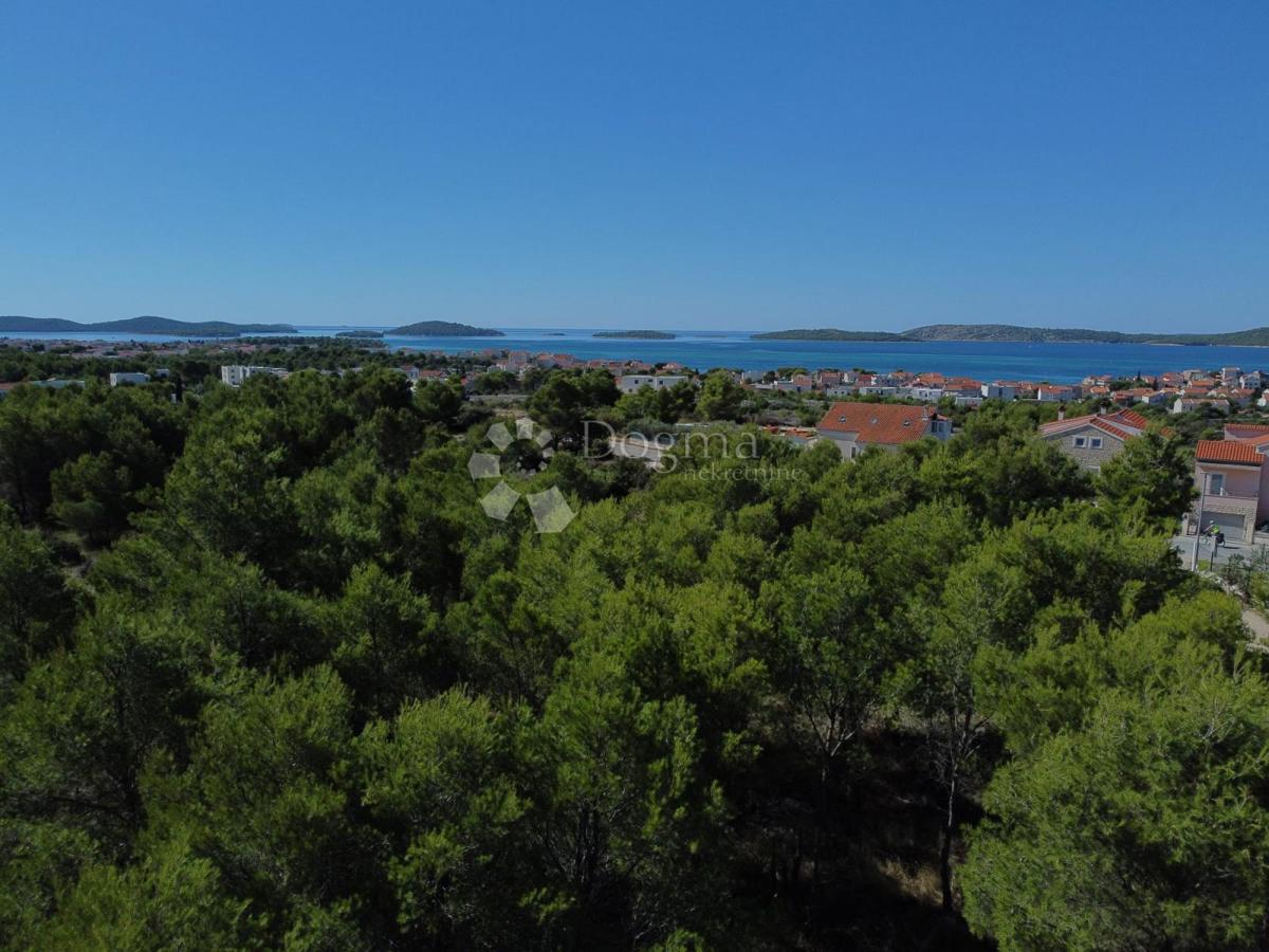 BRODARICA - GRADBENIŠKO ZEMLJIŠČE ZA VEČ STANOVANJSKIH OBJEKTOV