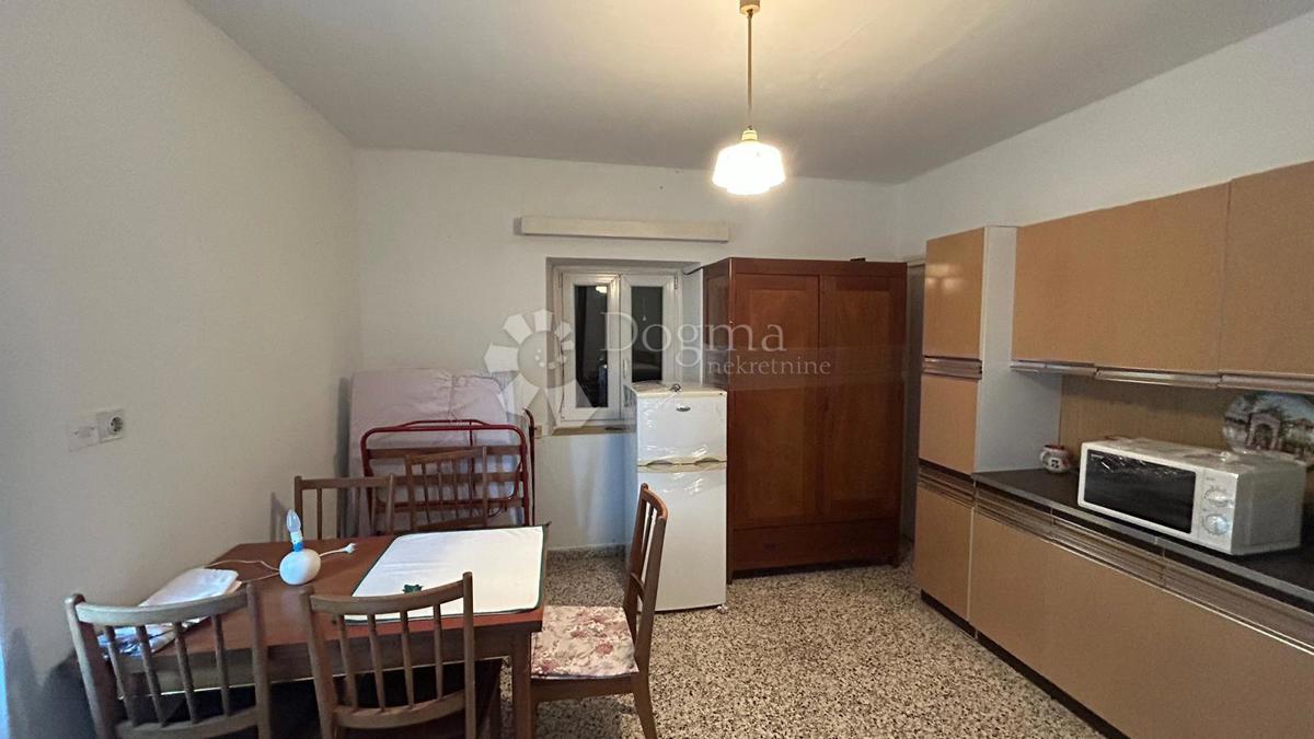 POL-SAMOSTOJNA HIŠA Z VRTOM - Šišan