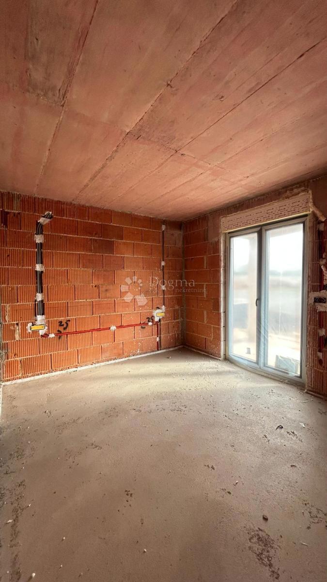 NOVOZGRAJENA POL-SAMOSTOJNA VILA V BLIZINI POREČA