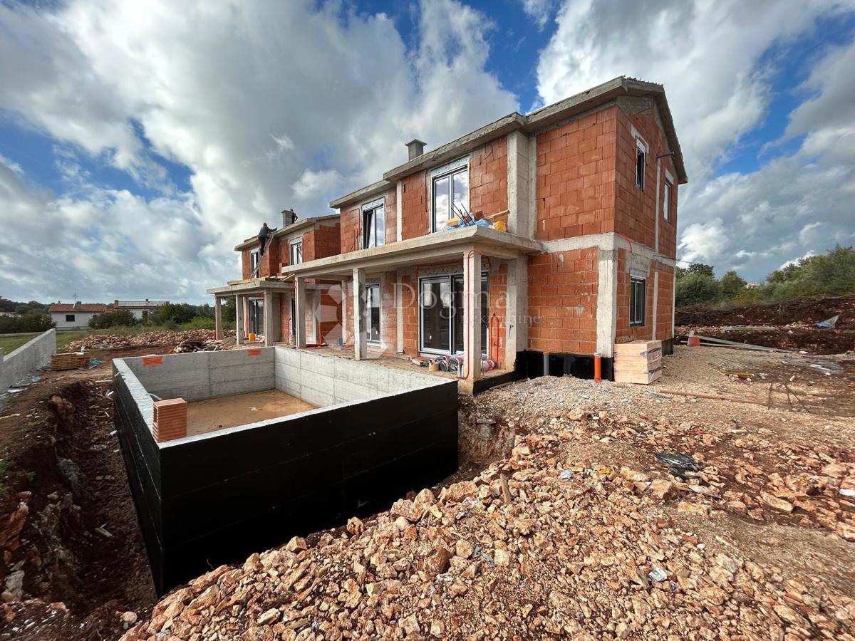 NOVOZGRAJENA POL-SAMOSTOJNA VILA V BLIZINI POREČA