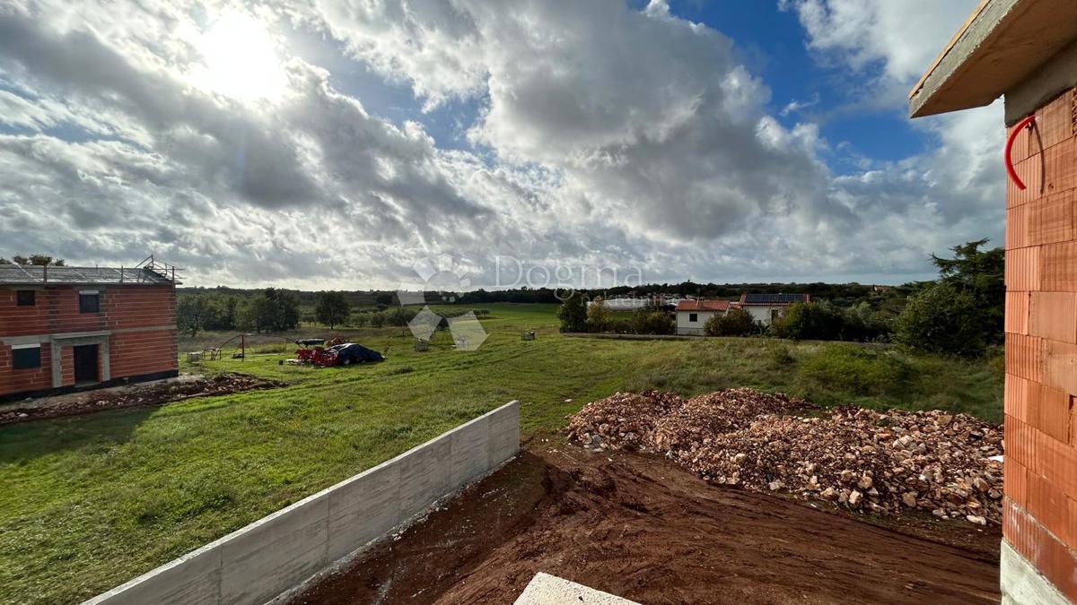 NOVOZGRAJENA POL-SAMOSTOJNA VILA V BLIZINI POREČA