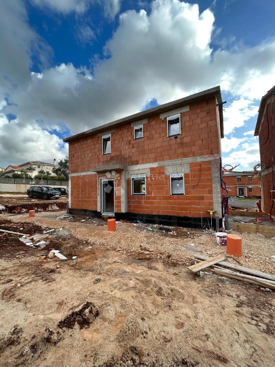 NOVOZGRAJENA POL-SAMOSTOJNA VILA V BLIZINI POREČA