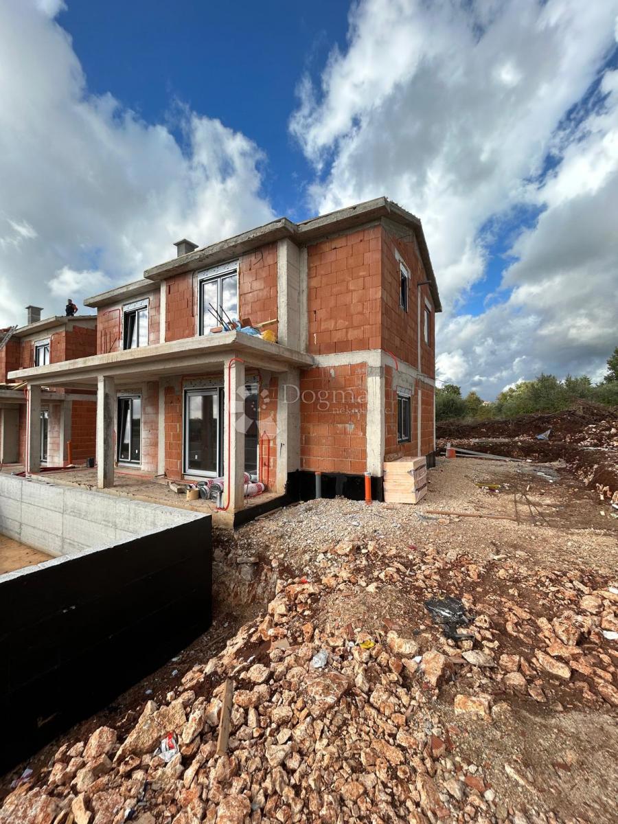 NOVOZGRAJENA POL-SAMOSTOJNA VILA V BLIZINI POREČA