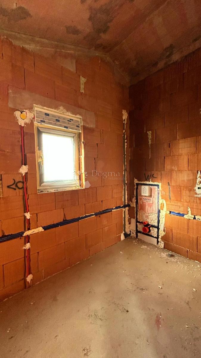 NOVOZGRAJENA POL-SAMOSTOJNA VILA V BLIZINI POREČA