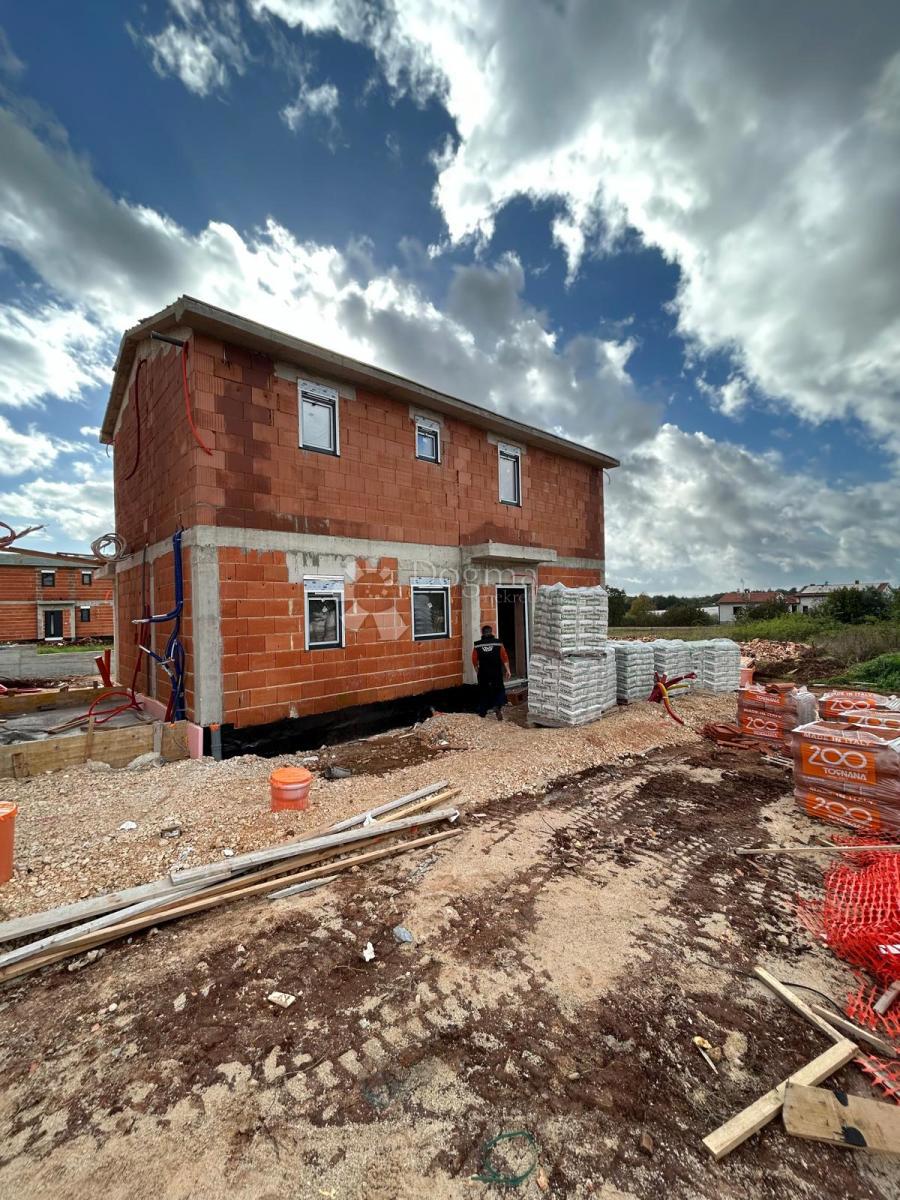 NOVOZGRAJENA POL-SAMOSTOJNA VILA V BLIZINI POREČA