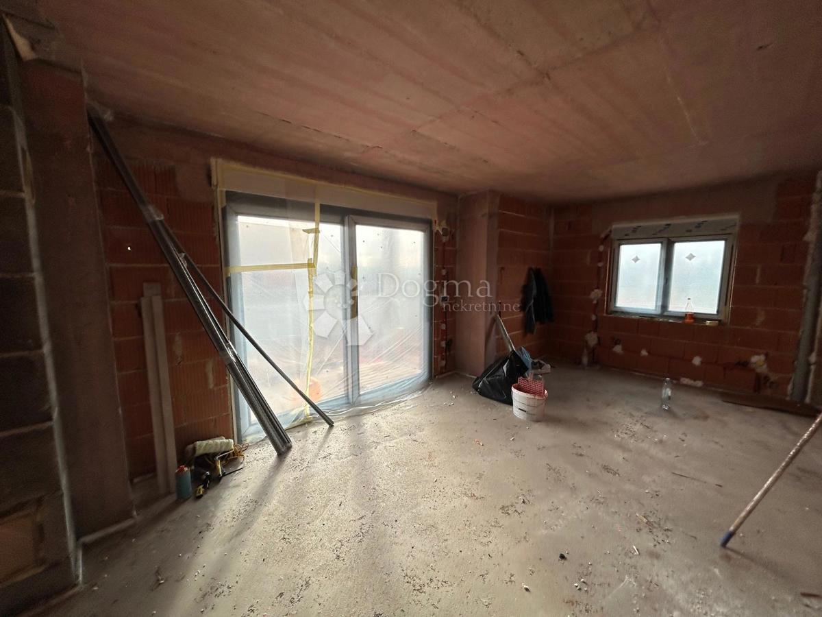 NOVOZGRAJENA POL-SAMOSTOJNA VILA V BLIZINI POREČA