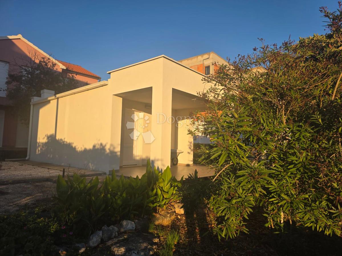 ROGOZNICA - HIŠA V 2. VRSTI OD MORJA