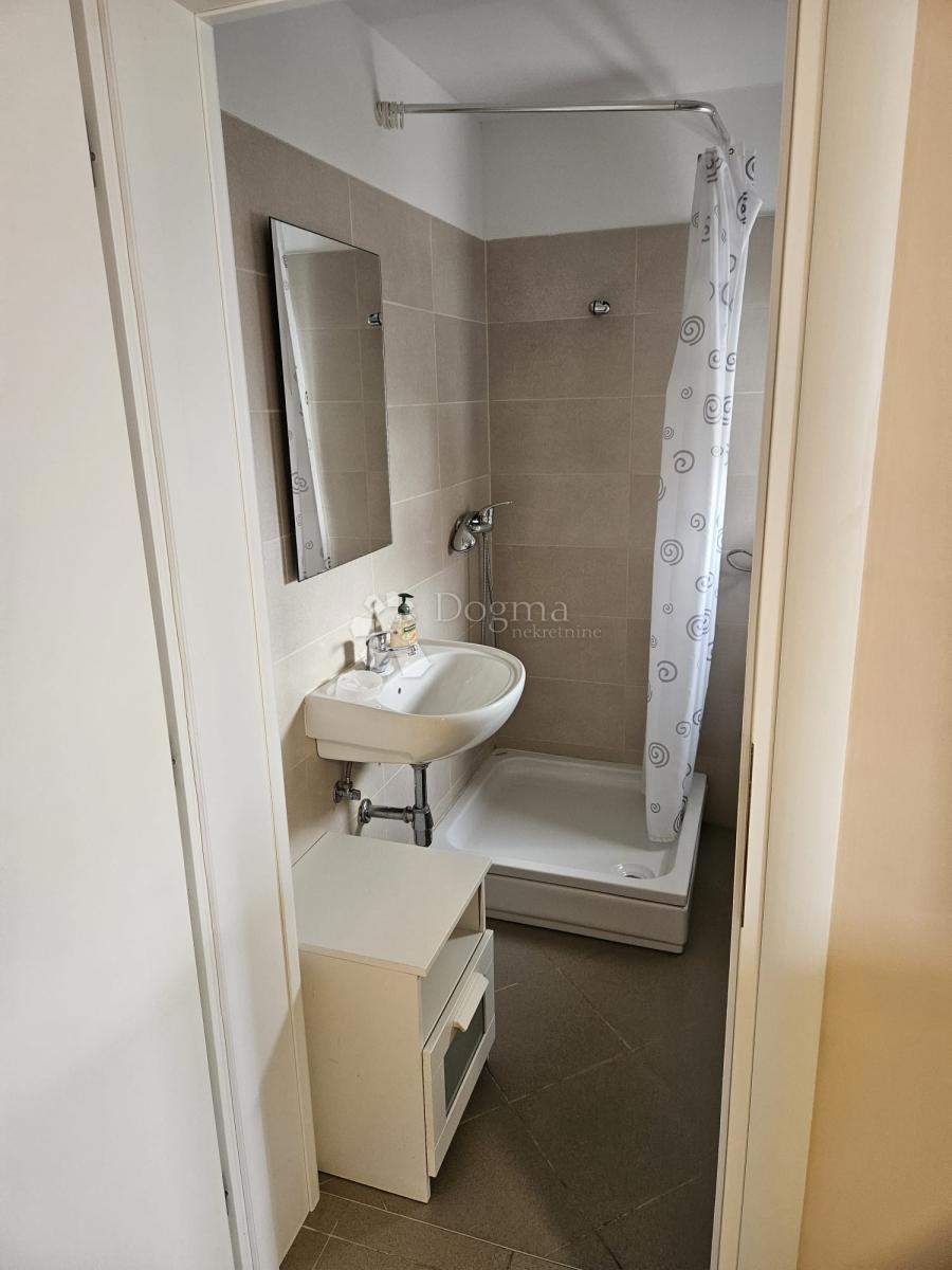 ROGOZNICA - HIŠA V 2. VRSTI OD MORJA