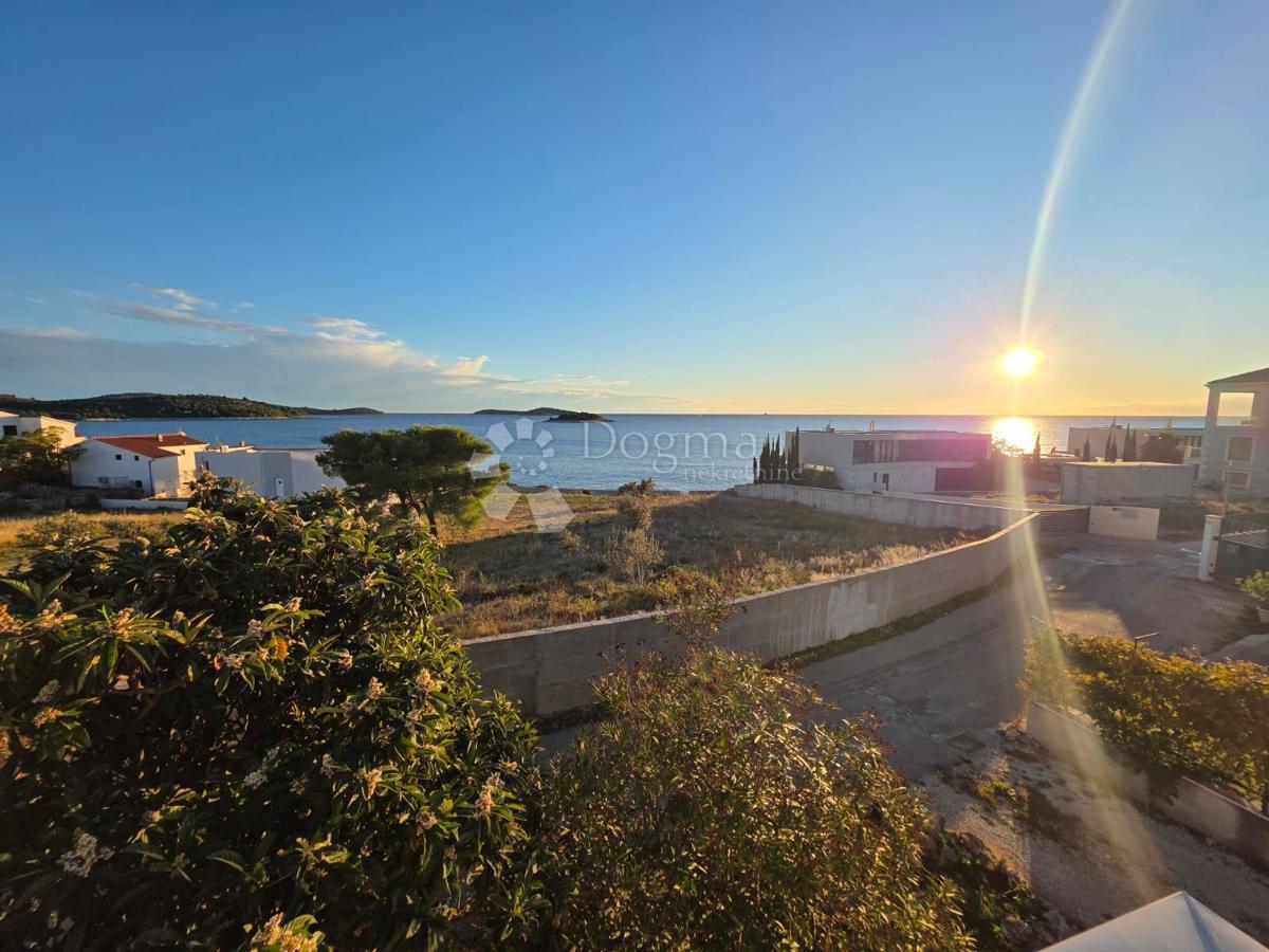 ROGOZNICA - HIŠA V 2. VRSTI OD MORJA