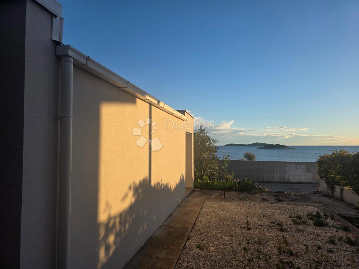 ROGOZNICA - HIŠA V 2. VRSTI OD MORJA